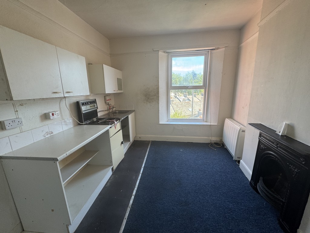 Lot: 173 - MID-TERRACE PROPERTY OVER FOUR FLOORS WITH SEVEN BEDSITS AND TWO SELF-CONTAINED FLATS FOR IMPROVEMENT AND REPAIR - First floor room one